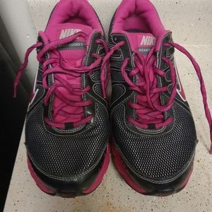 Nike size 9 black and pink women running shoes walking shoes comfort casual